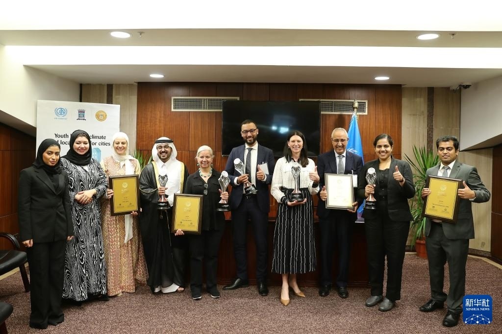 10月31日，在埃及亞歷山大，獲得第二屆全球可持續(xù)發(fā)展城市獎(jiǎng)（上海獎(jiǎng)）的城市代表合影。新華社記者 王東震 攝