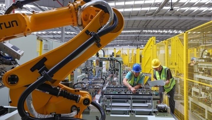 江蘇昆山，智能生產(chǎn)線上人機協(xié)同作業(yè)