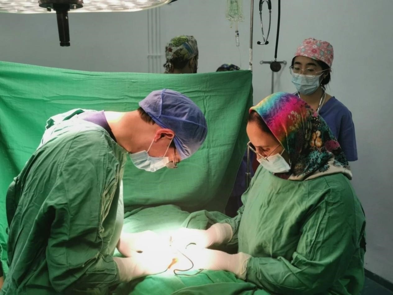中國醫(yī)療隊員與當(dāng)?shù)蒯t(yī)生合作開展手術(shù)。第196批中國援助摩洛哥醫(yī)療隊塞達特分隊供圖