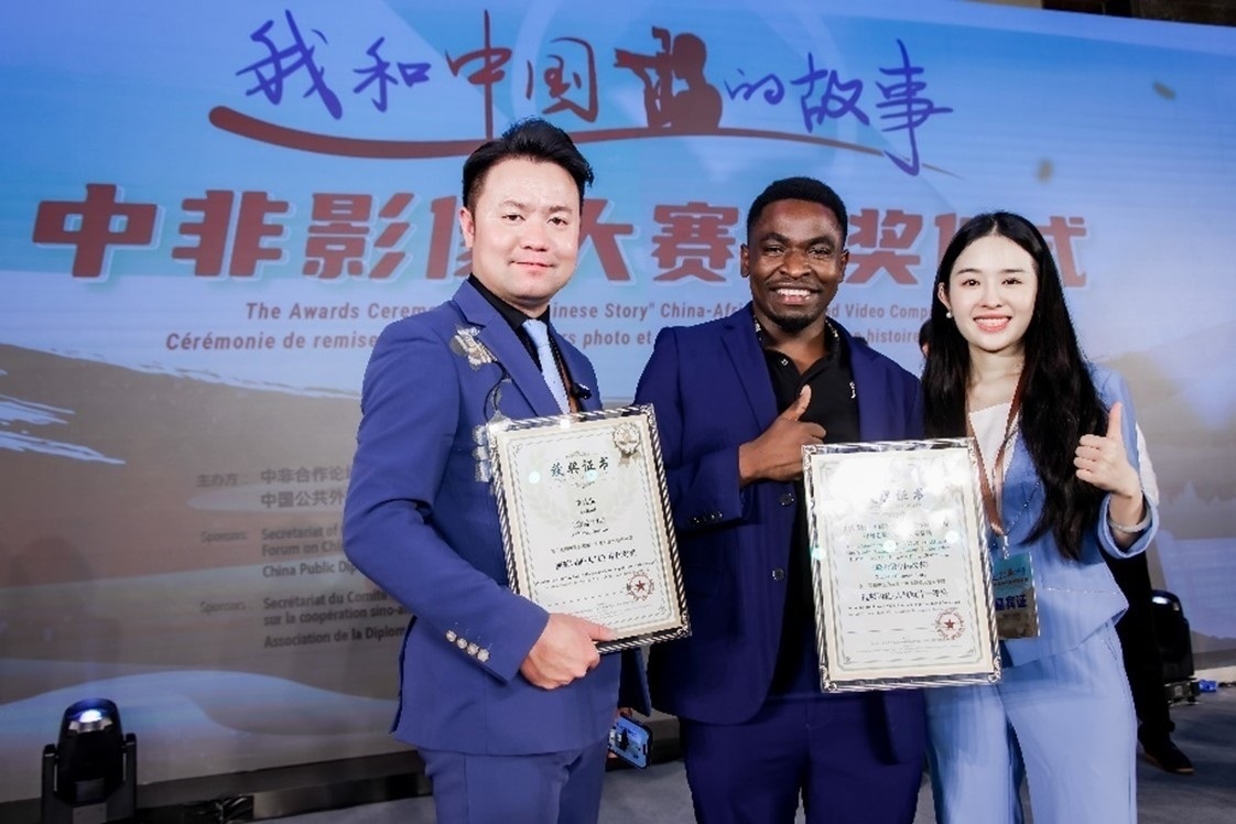 王曉樂(lè)（中）與其他嘉賓合影。主辦方供圖