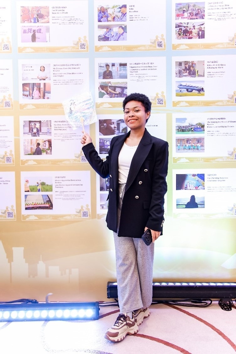 愈靈兒和她的作品合影。主辦方供圖