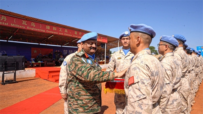 聯(lián)南蘇團部隊司令莫漢中將為維和官兵授勛。秦貴君攝