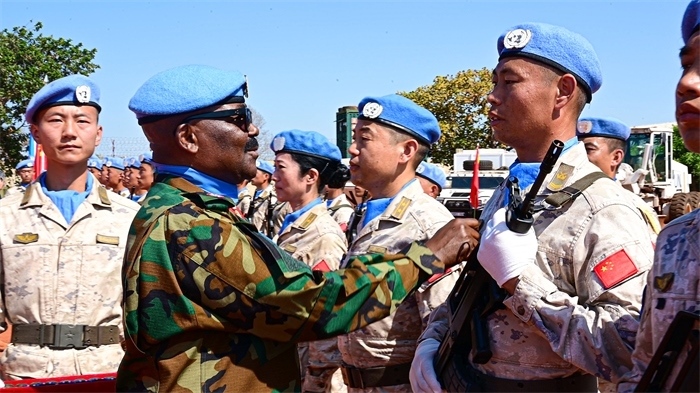 聯(lián)南蘇團西戰(zhàn)區(qū)司令多米尼克準將為維和官兵授勛。孫千攝