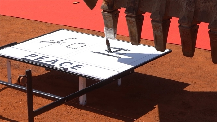 工程機械表演寫書法。王皓宇攝