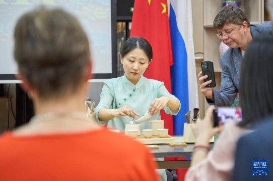 這是11月2日在俄羅斯符拉迪沃斯托克的活動現(xiàn)場拍攝的茶藝表演。新華社發(fā)（郭飛洲攝）