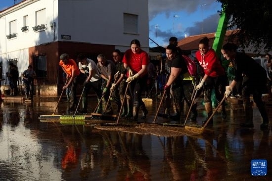 11月2日，居民在西班牙烏鐵爾清理房屋。新華社記者 孟鼎博 攝