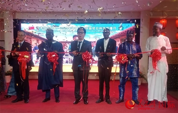 嘉賓們?yōu)橛耙曊共ピ禄顒?dòng)剪彩。人民網(wǎng)記者 姜宣攝