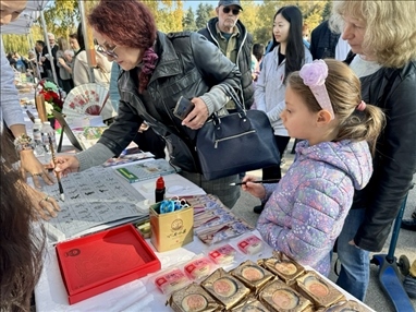 活動現(xiàn)場外賓體驗中國書法。 中國駐保加利亞大使館供圖。