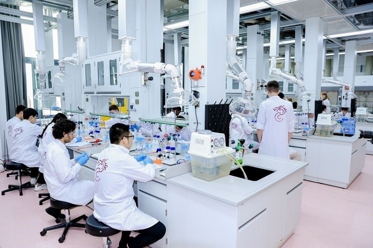 中外學生同堂做實驗。深北莫供圖