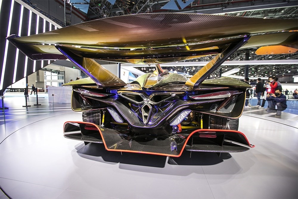 2020年11月5日，上海，來自德國的全球首款全碳纖維跑車亮相進(jìn)博會。該車總重量只有1250KG。