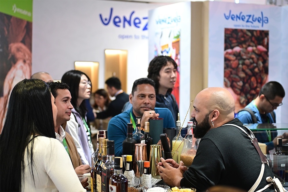 2023年11月9日，上海，觀眾在進(jìn)博會委內(nèi)瑞拉館參觀、交流、洽談。