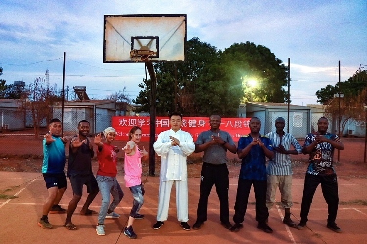 組織八段錦教學(xué)。王軍杰 攝