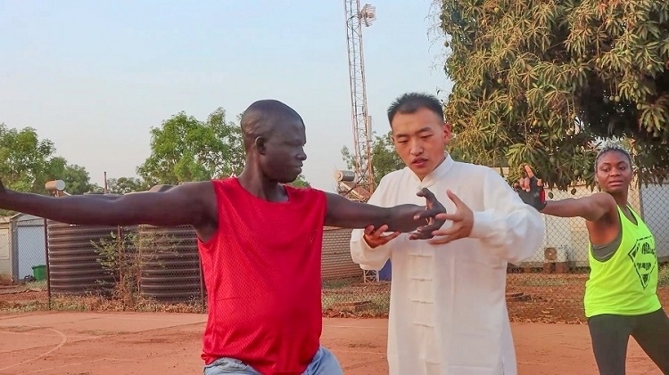 細(xì)心指導(dǎo)動(dòng)作。馬騫攝