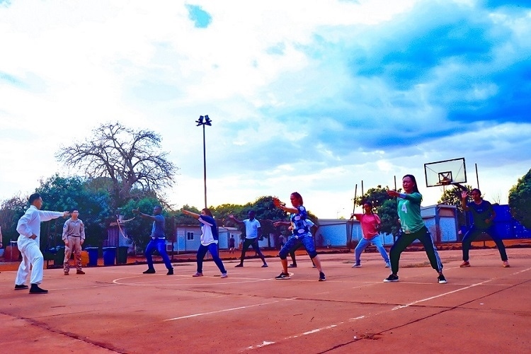 示范標(biāo)準(zhǔn)動(dòng)作。鄧原淘攝