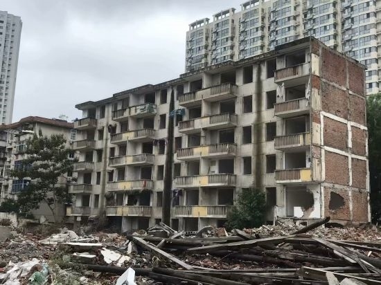 圖為拆遷中的合肥儀表廠宿舍。 合肥市蕪湖路街道 提供