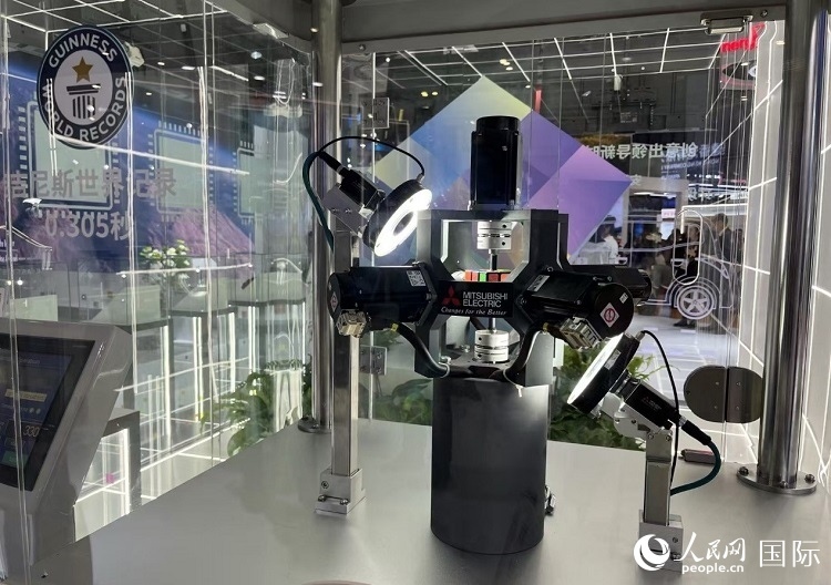三菱電機開發(fā)的魔方機器人是吉尼斯世界紀錄保持者。人民網(wǎng)記者 陳思攝