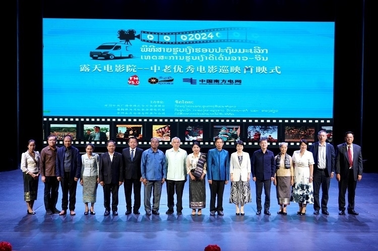 老撾人民革命黨中央政治局委員、建國(guó)陣線中央委員會(huì)主席辛拉馮·庫派吞（右七），中國(guó)駐老撾大使方虹（右六）出席首映式