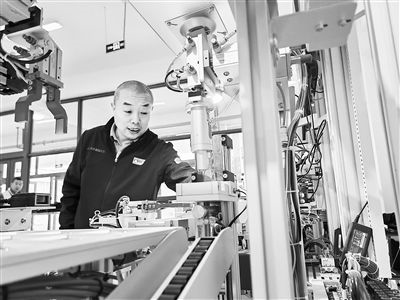 郭海青在檢查車床加工設(shè)備。 受訪者供圖