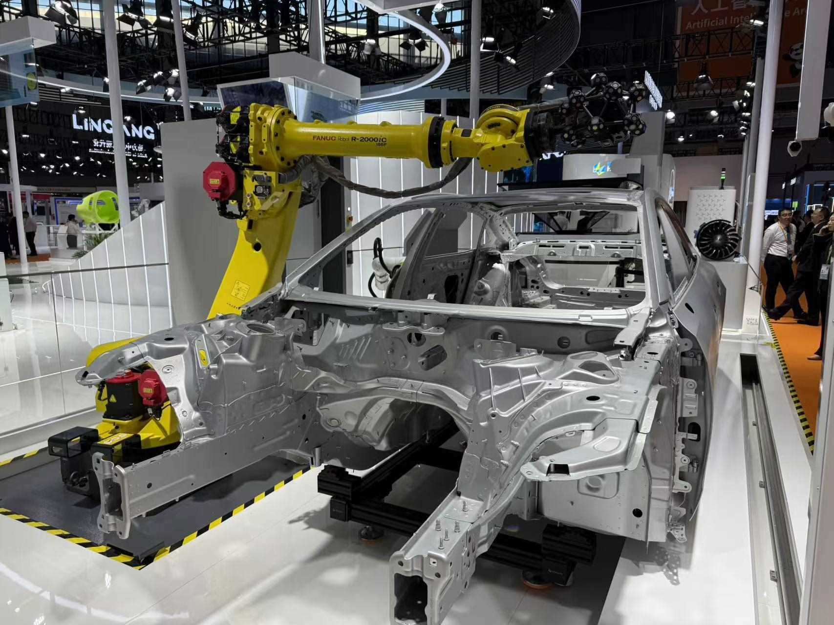 在汽車制造展區(qū)，高精度智能檢測裝備正在模擬檢測汽車車身。人民網(wǎng)記者 王仁宏攝