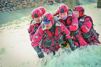  山東省日照市消防救援支隊(duì)消防員正在進(jìn)行多人淺灘涉水橫渡訓(xùn)練。圖片由國(guó)家消防救援局提供