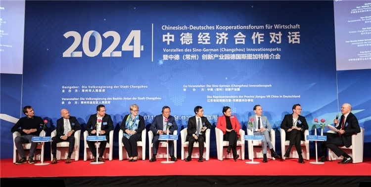 與會(huì)嘉賓在現(xiàn)場(chǎng)交流。主辦方供圖