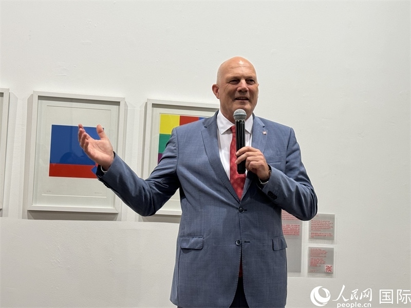 11月8日，瑞士駐華大使白瑞誼在“瑞士經(jīng)典設(shè)計展”開幕式上發(fā)表致辭。（人民網(wǎng) 謝瑩攝）