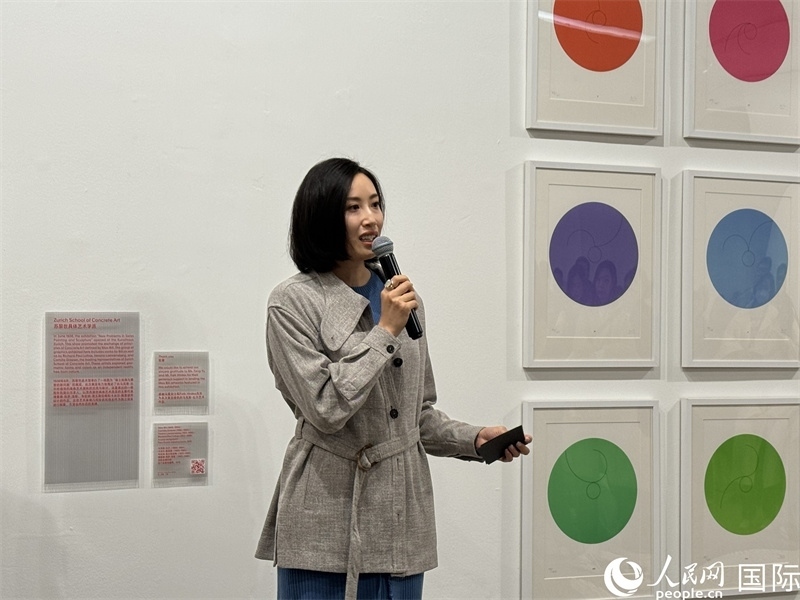 11月8日，今日美術(shù)館館長張然在“瑞士經(jīng)典設(shè)計展”開幕式上發(fā)表致辭。（人民網(wǎng) 謝瑩攝）