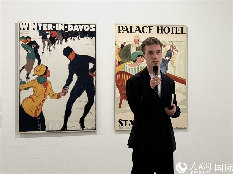 11月8日，“瑞士經(jīng)典設(shè)計展”策展人言照壁向與會嘉賓導(dǎo)覽。（人民網(wǎng) 謝瑩攝）