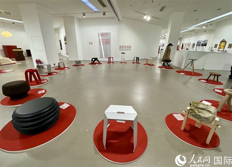 11月8日，瑞士經(jīng)典設(shè)計展現(xiàn)場。（人民網(wǎng) 謝瑩攝）