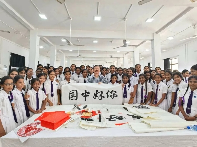 斯里蘭卡學(xué)生在系列活動中學(xué)習(xí)中國書法。圖片由主辦方提供