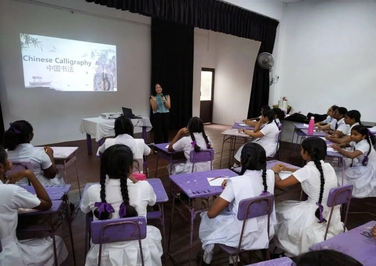 斯里蘭卡學(xué)生在系列活動中學(xué)習(xí)中國書法。圖片由主辦方提供