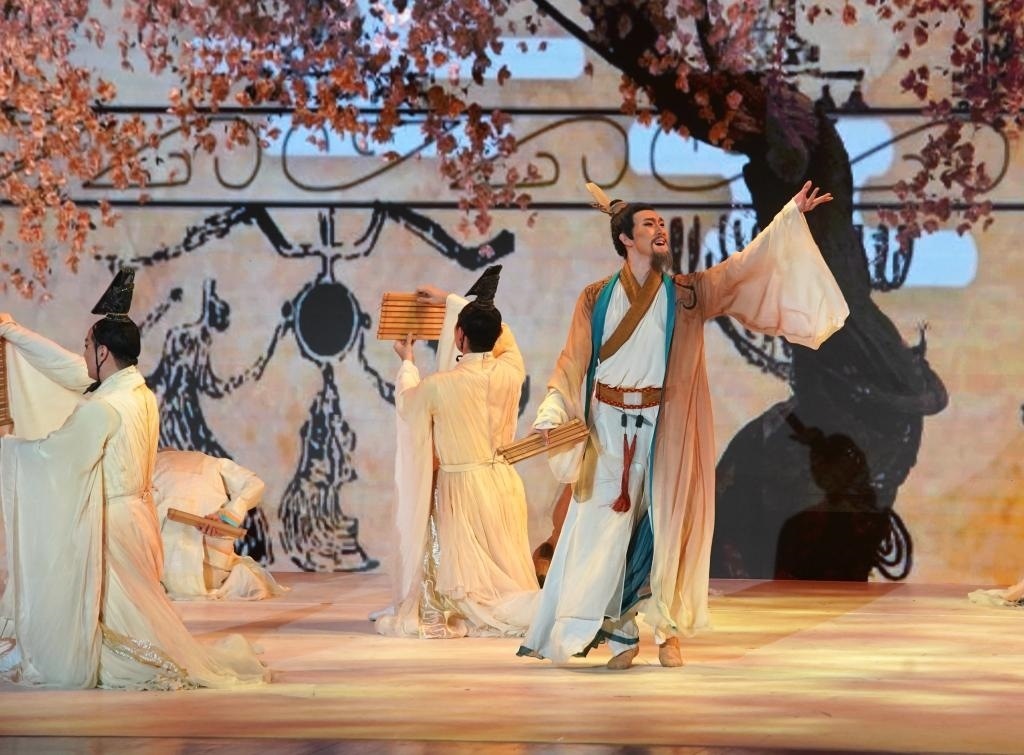 11月6日，演職人員在表演民族舞劇《孔子》片段。新華社記者 張晨霖 攝