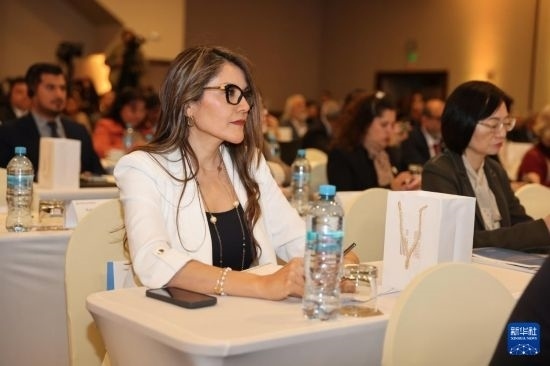  11月8日，嘉賓在秘魯首都利馬參加中秘共建“一帶一路”務(wù)實(shí)合作主題年會(huì)。新華社記者 李夢(mèng)馨 攝