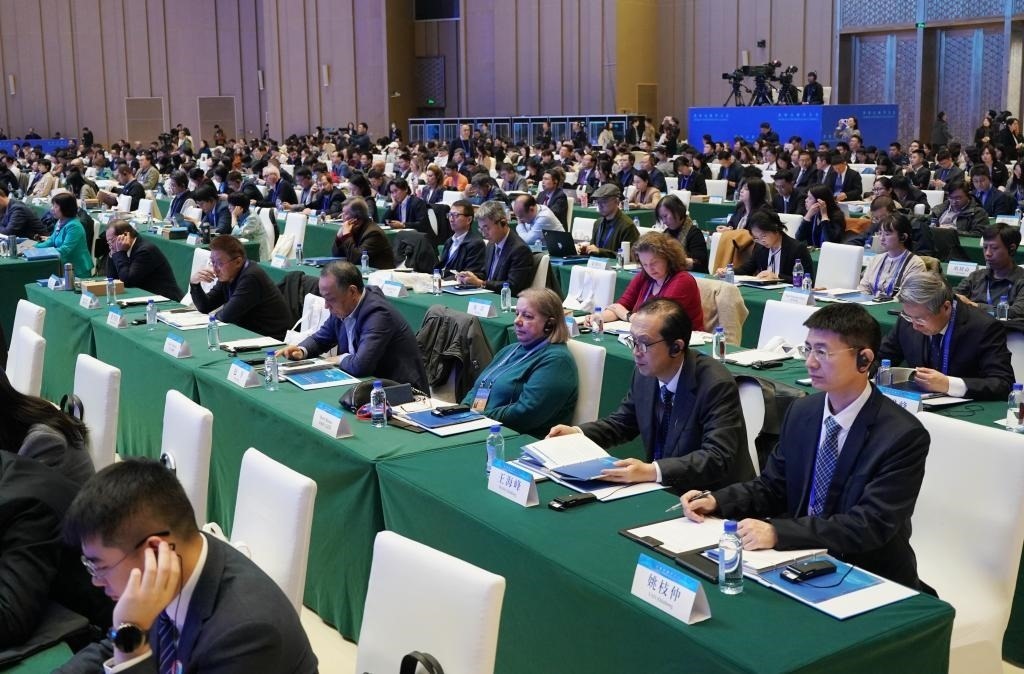 11月7日，中外嘉賓在首屆世界古典學(xué)大會開幕式現(xiàn)場聽會。新華社記者 張晨霖 攝