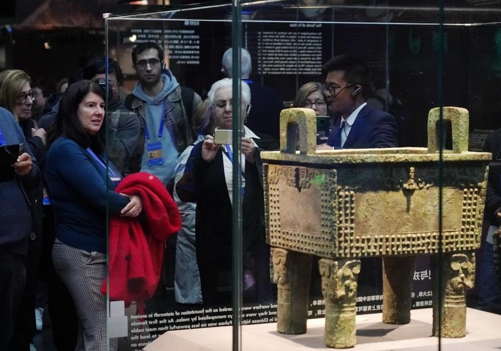 11月6日，中外嘉賓來到中國考古博物館參觀“考古與中華文明溯源展”。該展是本屆世界古典學(xué)大會推出的配套活動之一。新華社記者 張晨霖 攝