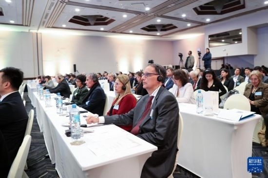  11月8日，嘉賓在秘魯首都利馬參加中秘共建“一帶一路”務(wù)實(shí)合作主題年會(huì)。新華社記者 李木子 攝