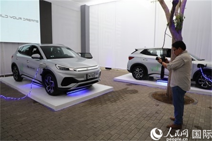 圖為秘魯媒體記者正在拍攝現(xiàn)場展出的比亞迪電動汽車。 人民網(wǎng)記者姜波攝