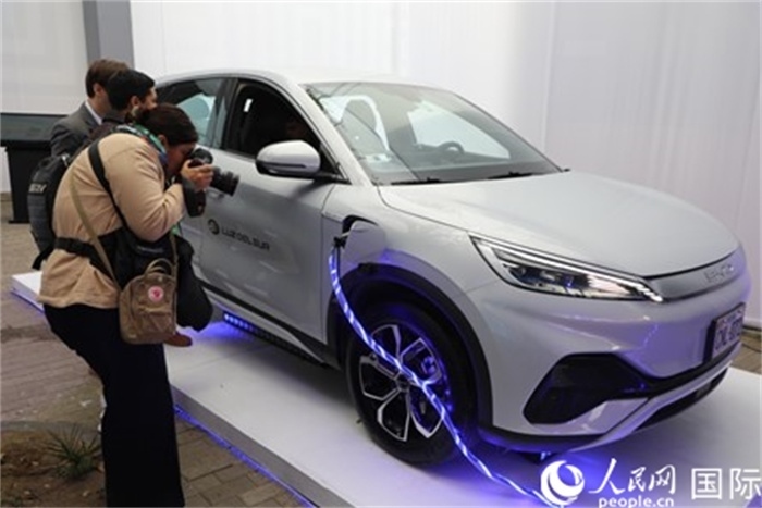 圖為秘魯媒體記者正在拍攝現(xiàn)場展出的比亞迪電動汽車。 人民網(wǎng)記者姜波攝