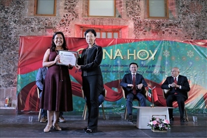 李雅芳向加比拉爾·塞迪略授予“拉美分社榮譽(yù)員工”稱(chēng)號(hào)。主辦方供圖