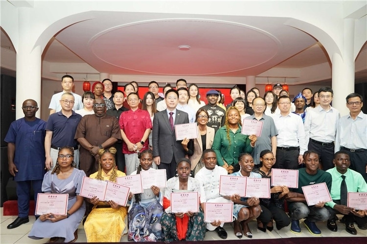 參賽選手與嘉賓合影留念。尼日利亞中國文化中心供圖