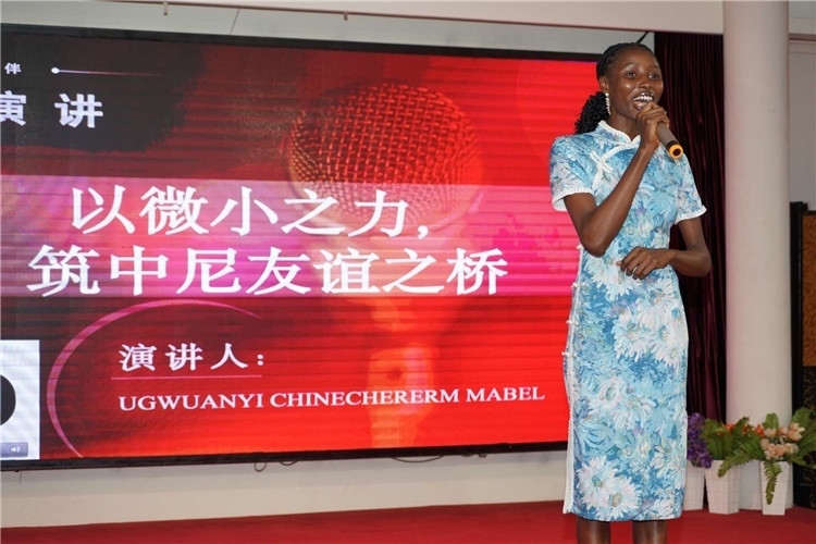 選手張佳寧演講中。尼日利亞中國文化中心供圖