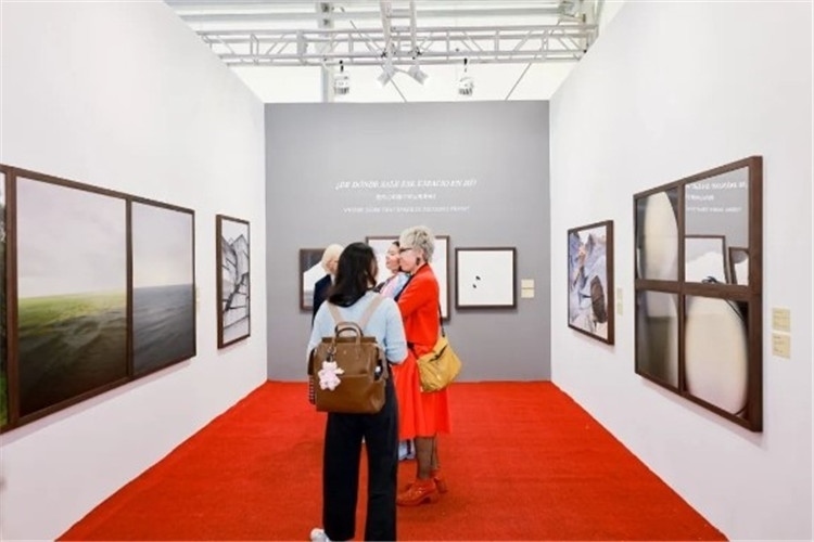 “我內(nèi)心的那個(gè)空從哪里來(lái)？從波濤、云朵和勇氣”西岸藝博會(huì)展覽現(xiàn)場(chǎng) 圖片由主辦方提供