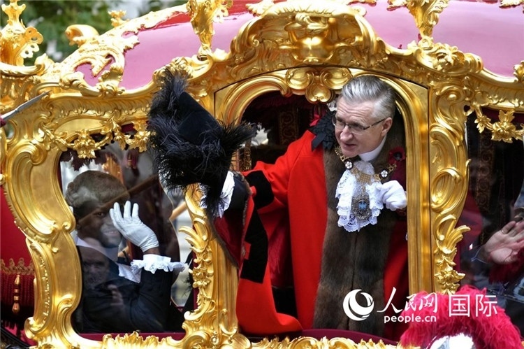 新任金融城市長(zhǎng)阿拉斯泰爾·金向人群致意。吳若鳴攝