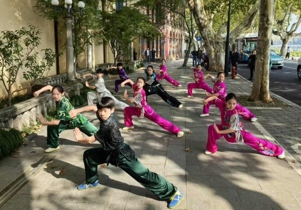 杭州市陳經綸體校武術隊學生們展示中華武術。 人民網記者 楊磊攝