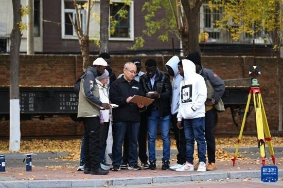 在天津鐵道職業(yè)技術(shù)學(xué)院，老師指導(dǎo)幾內(nèi)亞學(xué)員使用測(cè)距儀器（11月11日攝）。新華社記者 李然 攝