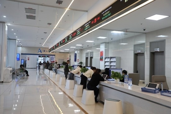 觀山湖區(qū)政務(wù)大廳窗口辦事忙。