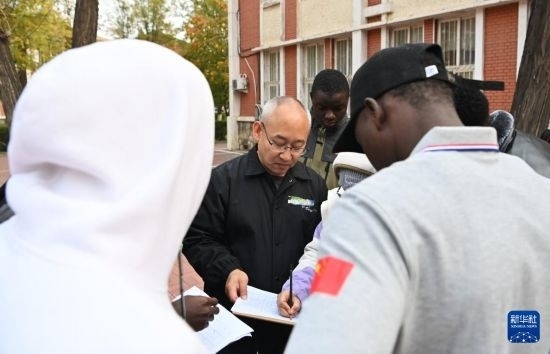 在天津鐵道職業(yè)技術(shù)學(xué)院，老師指導(dǎo)幾內(nèi)亞學(xué)員使用測(cè)距儀器（11月11日攝）。新華社記者 李然 攝