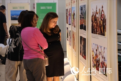 圖為當(dāng)?shù)赜^眾在圖片展現(xiàn)場欣賞作品，張志文攝