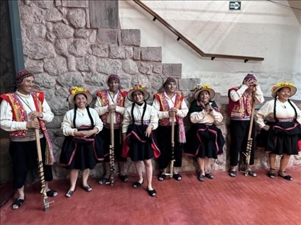 身著傳統(tǒng)服飾的秘魯藝人。本報記者 張朋輝 攝