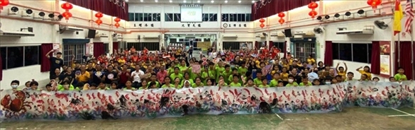 在工作坊導(dǎo)師的指導(dǎo)下，三校200余名學(xué)生共同完成了一幅長(zhǎng)達(dá)80尺的水墨畫作。主辦方供圖